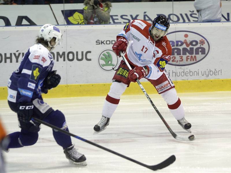 Olomoučtí hokejisté (v bílém) porazili ve čtvrtém utkání čtvrtfinále Plzeň 2:1. Stav série je 3:1 pro Plzeň.