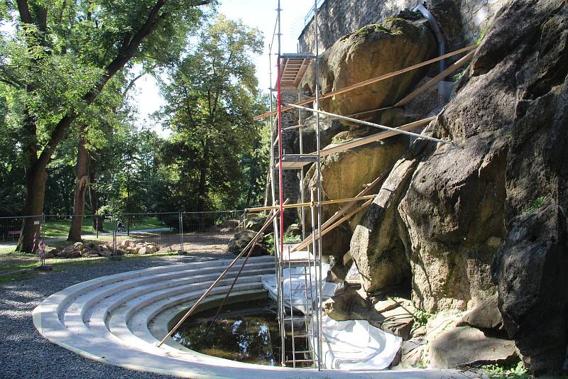 Práce na "zamaskování" přívodního potrubí na stavbě vodopádu v Bezručových sadech v Olomouci, 10. září 2021