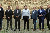 Debata kandidátů na hejtmana (zleva): Radim Fiala (SPD), Ludvík Šulda (KSČM), Ladislav Okleštěk (ANO), Jiří Zemánek (ČSSD a Patrioti), Dalibor Horák (ODS), Marian Jurečka (Koalice pro Olomoucký kraj), Josef Suchánek (Piráti a Starostové)