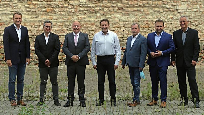 Debata kandidátů na hejtmana (zleva): Radim Fiala (SPD), Ludvík Šulda (KSČM), Ladislav Okleštěk (ANO), Jiří Zemánek (ČSSD a Patrioti), Dalibor Horák (ODS), Marian Jurečka (Koalice pro Olomoucký kraj), Josef Suchánek (Piráti a Starostové)