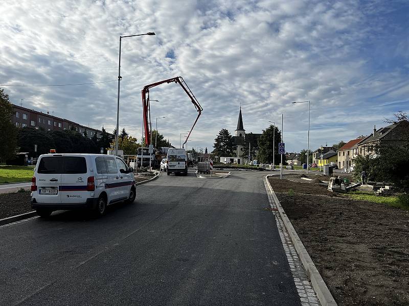 Práce na průtahu Litovlí, krajské silnici II//449 postupují kupředu. Od 1.října bude jednosměrně zprovozněn nový rondel. 29. září 2022