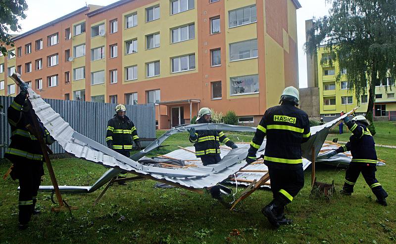 Bohuslavice - vichr strhl střechu paneláku a voda vyplavila  byty. Následky bouřky 1.7.2019