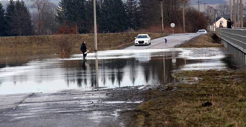 Zaplavená silnice  Lukavicemi a Bohuslavicemi na Šumpersku.