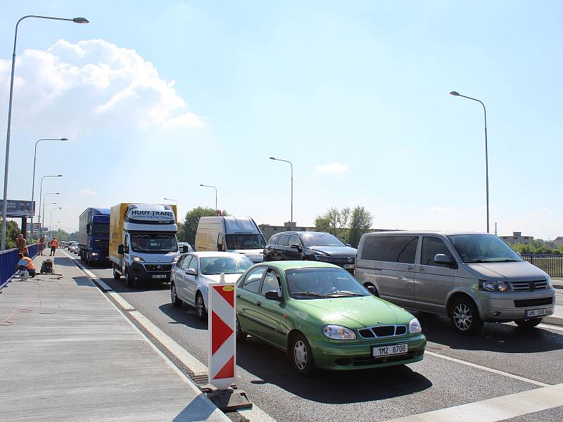 Most na Velkomoravské ulici v Olomouci je po více než roce kompletně průjezdný. Dělníci dokončili opravu jeho pravé poloviny v neděli večer.