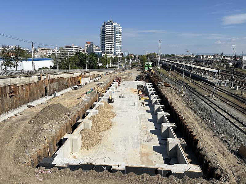 Novou halu pro tramvaje budují stavbaři nedaleko hlavního vlakového nádraží v Olomouci, 15. května 2022.