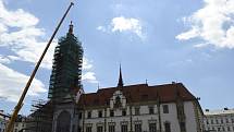 Instalace střední části špice radniční věže v Olomouci, 30. 6. 2020