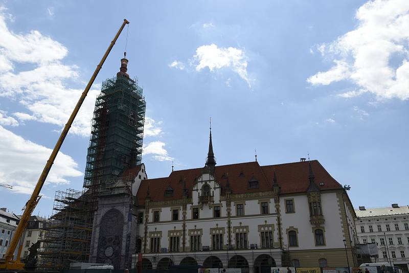 Instalace střední části špice radniční věže v Olomouci, 30. 6. 2020