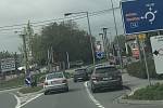 Práce na odbočovacím pruhu u Tovéře poslaly motoristy jedoucí z Olomouce do Šternberka na objížďku vedoucí na Dolany. Na rondelech v obcích je ve špičkách těsno.