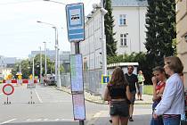 Uzavírka křižovatky třídy Svobody a Aksamitovy ulice v centru Olomouce přesunula zastávky autobusů u polikliniky, 8. srpna 2022