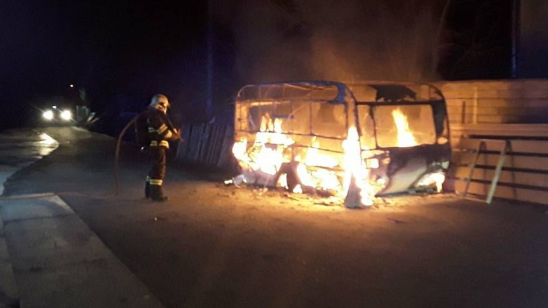 Noční zásah u požáru karavanu v Pasece na Olomoucku. 26.12. 2020