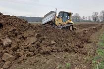 Terénní práce na parcelách v příkazské místní části Hynkov. Vzniknou tam biologické rybníky na čištění odpadních vod.