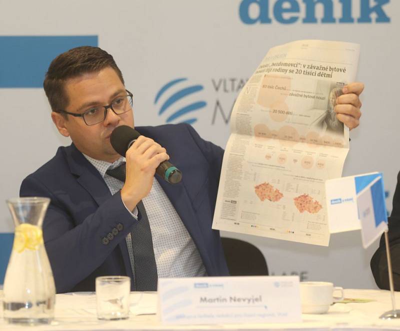 Ředitel redakcí Deníku Martin Nevyjel. Debata Deníku s olomouckým primátorem Miroslavem Žbánkem