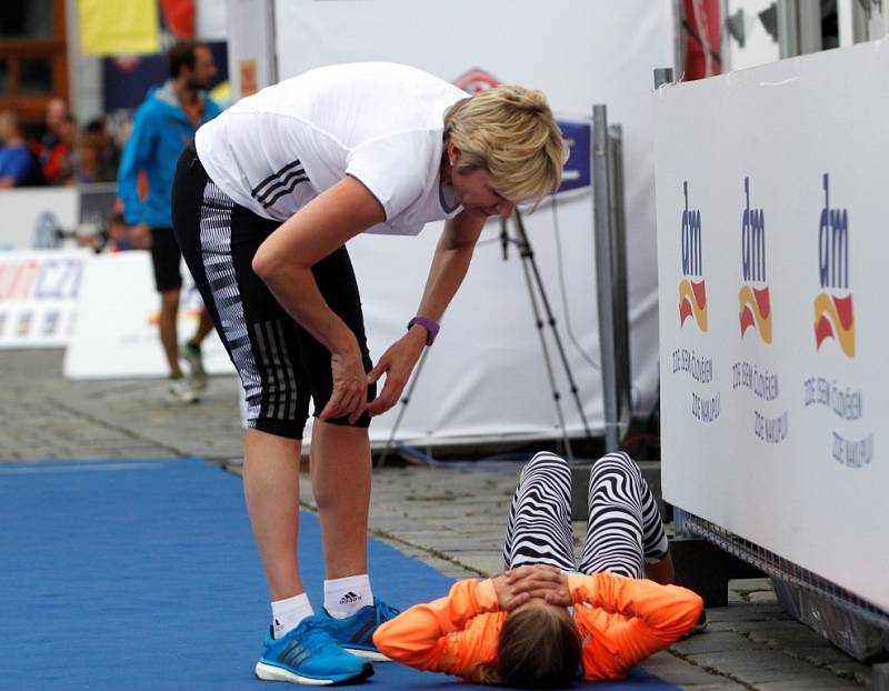 Dm rodinný běh v rámci olomouckého půlmaratonu. Kateřina Neumannová s dcerou.