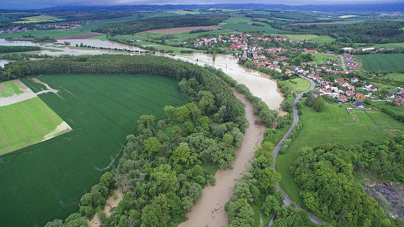 Rozlitá řeka Bečva nad Teplicemi nad Bečvou 22.5.2019 večer. V obci Ústí zaplavila hřiště.