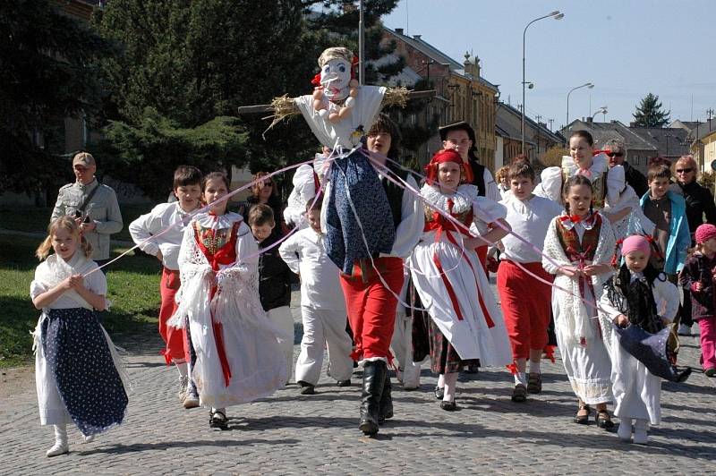 Vynášení zimy v Příkazích na Olomoucku, duben 2011