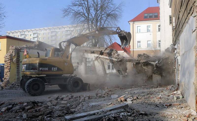 Demolice nízkopodlažní budovy na ZŠ Hálkova v Olomouci - začaly tak práce na budování nové přístavby