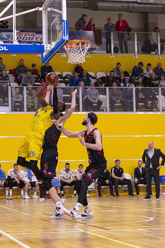 Hráči BK Olomoucko (ve žlutém) podlehli v Čajkaréně Nymburku 73:90.