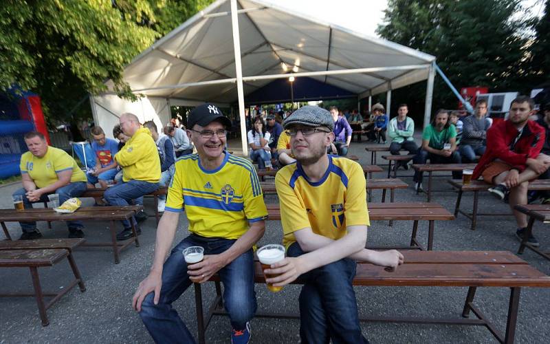 Duel Čechů s Dány ve fanzóně u Androva stadionu v Olomouci