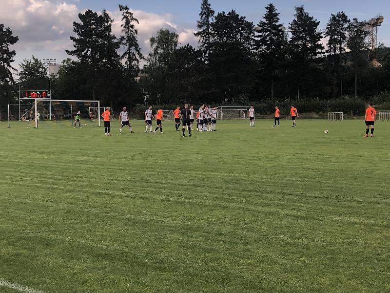 Fotbalisté Mohelnice (v bílém) padli ve Šternberku 0:2.