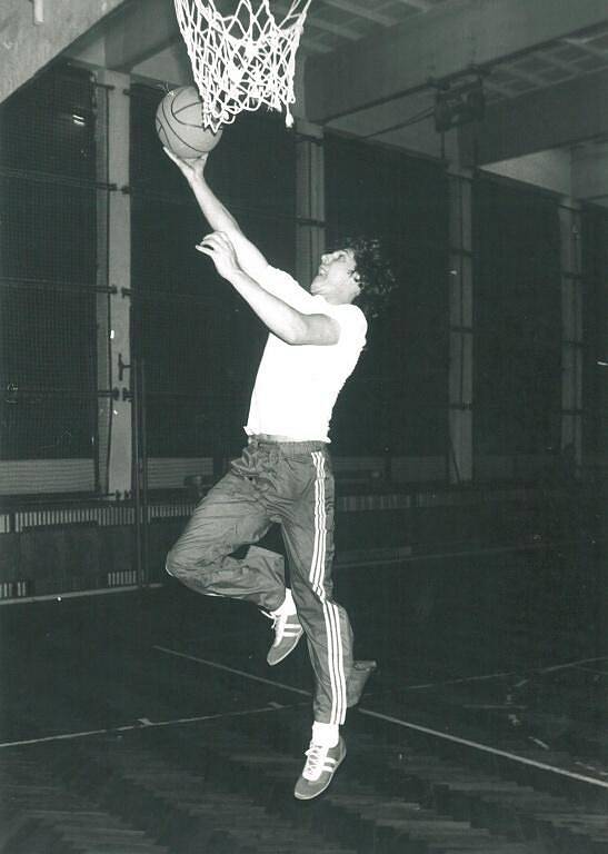 Oto Košta při basketbalu