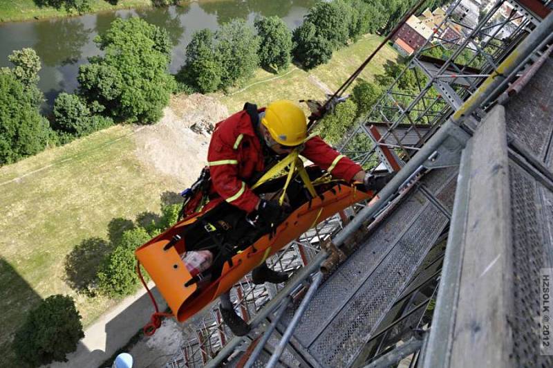 Olomoučtí hasiči cvičili záchranu lidí z osmnáctipatrové budovy Moravské vysoké školy na třídě Kosmonautů v Olomouci