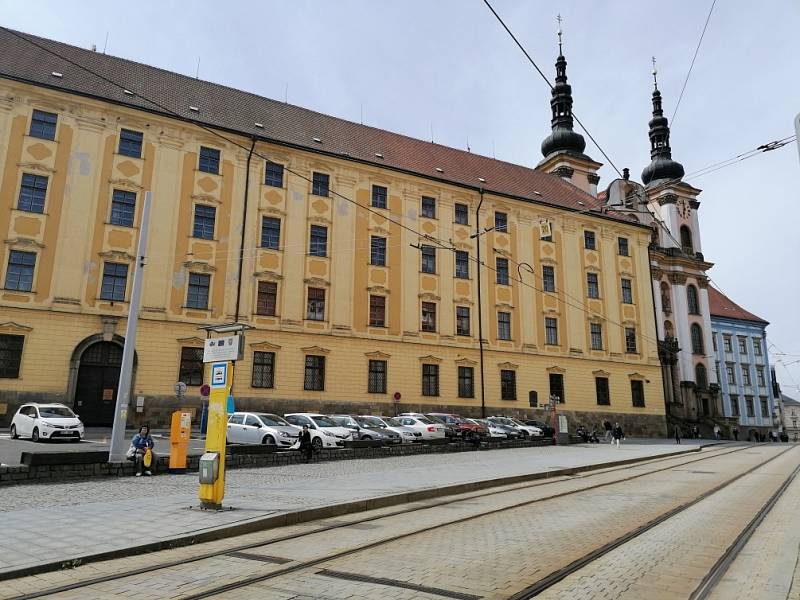 Filmová místa v Olomouci. Náměstí Republiky a pohled na kostel Panny Marie Sněžné