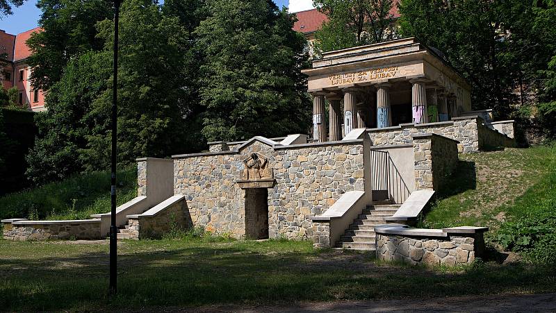Částečně opravené Jihoslovanské mauzoleum v Bezručových sadech v Olomouci. Květen 2018