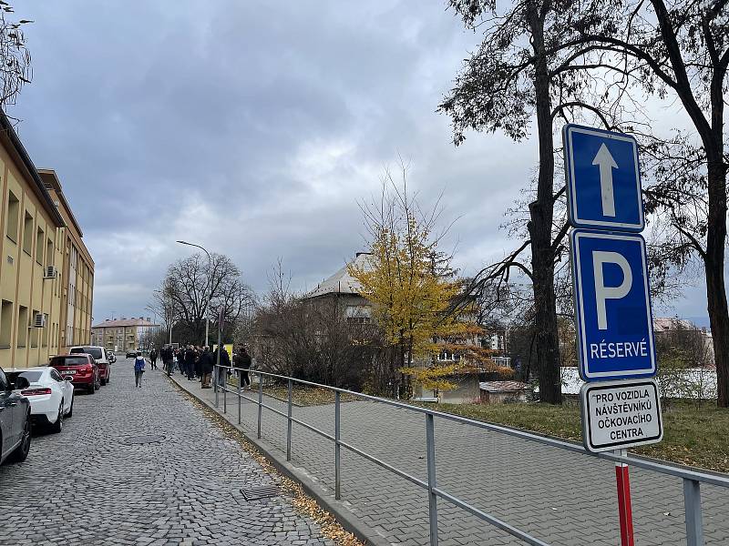 Fronta před očkovacím místem ve Fakultní nemocnici Olomouc po zavedení tvrdých restrikcí vůči neočkovaným, sobota 20. listopadu 2021