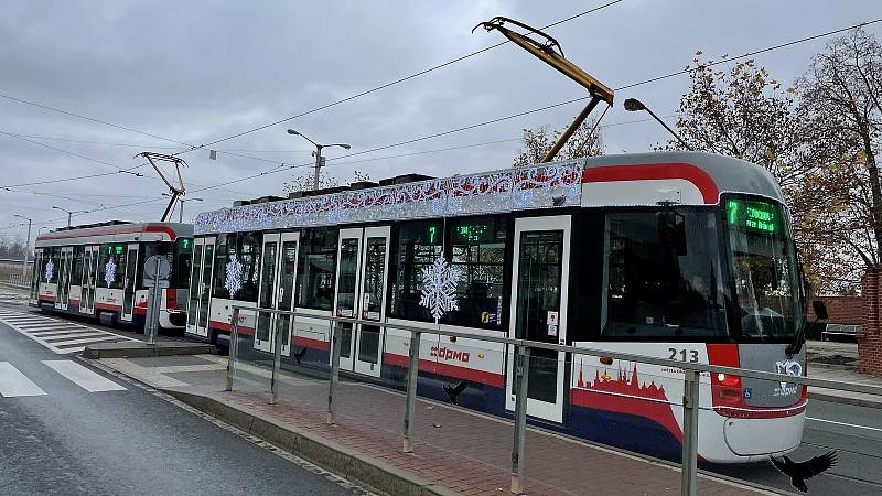 Nová vánoční výzdoba tramvají DPMO. 22. listopadu 2021