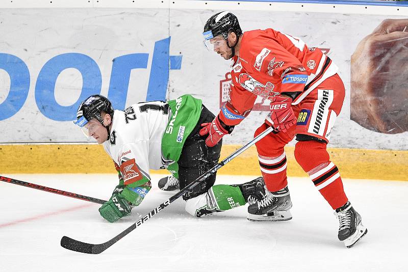 Utkání 1. kola hokejové extraligy: HC Olomouc - BK Mladá Boleslav, 10. září 2021 v Olomouci. (zleva) Adam Zbořil z Mladé Boleslavi a David Krejčí z Olomouce.