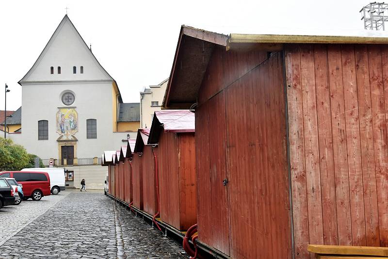 Příprava ledového kluziště na Dolním náměstí v Olomouci, 5. 11. 2019