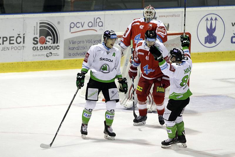 Olomoučtí hokejisté (v červeném) prohráli s Mladou Boleslaví 1:3