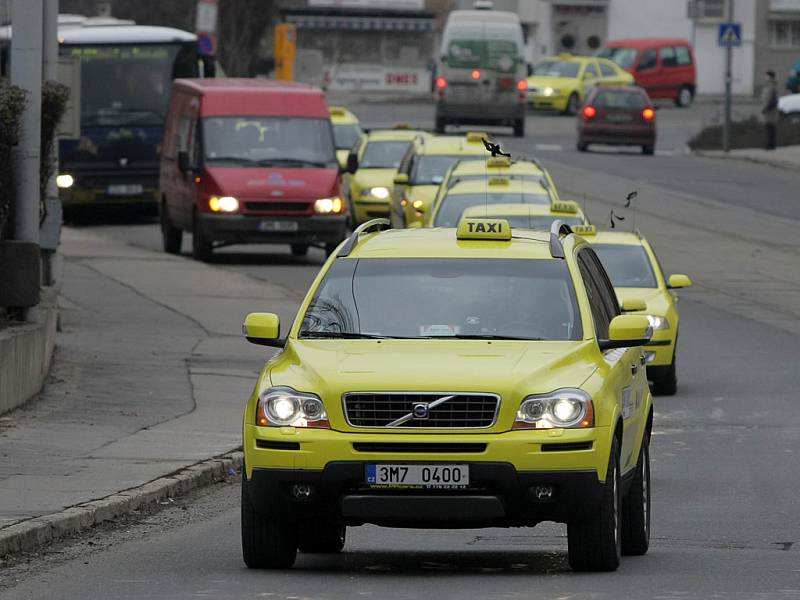 Olomoučtí taxikáři se rozhodli uctít památku svého ubodaného kolegy pietní jízdou.