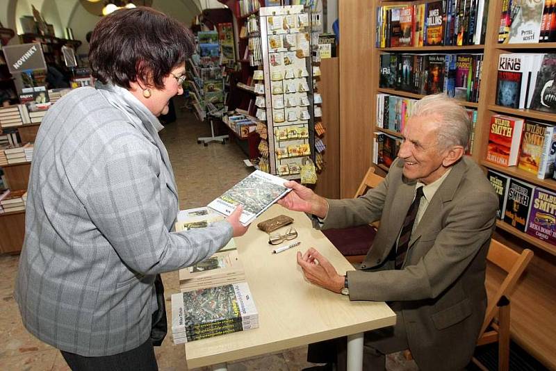 Milan Tichák na autogramiádě k vydání nové knihy o olomouckýh ulicích