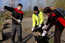 Ukliďme Česko - dobrovolníci na jarním úklidu u Klášterního Hradiska v Olomouci