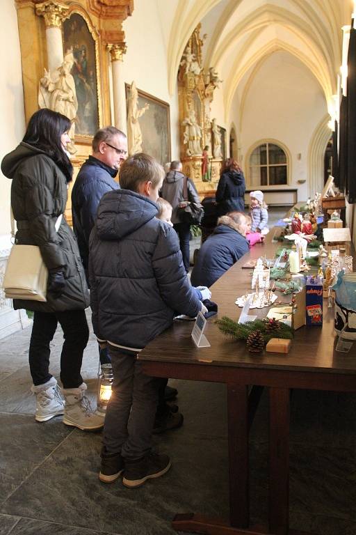 Maličký betlém v oříšku, ale i netradiční z Afriky obdivují lidé, kteří přišli na Štědrý den do Kostela svatého Michala v Olomouci.