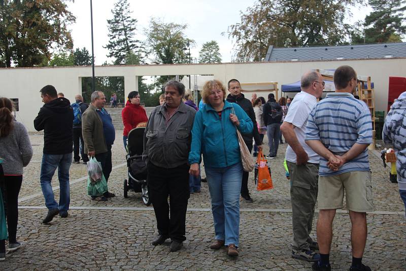 Tradiční selské trhy na Zámeckém náměstí ve Velké Bystřici.