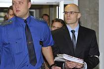 Soud se skupinou obžalovanou ze surového vydírání podnikatelů. Jeden z obžalovaných Pavel Flek. 