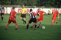 Hráči Hněvotína (v červeném) v zápase na hřišti hodolanské Sigmy (8.8.2022)