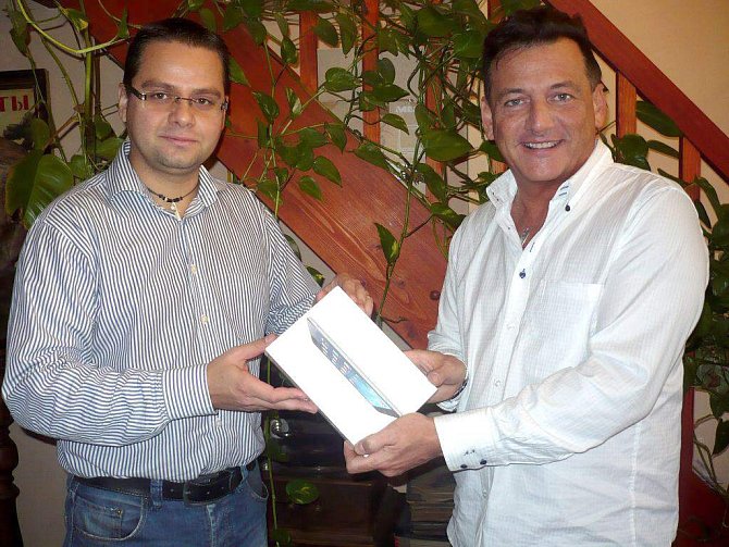 Podnikatel a filantrop Alessandro Alagia (vpravo) věnoval do fotografické soutěže Deníku supermoderní iPad mini. Vlevo šéfredaktor středomoravských Deníků Martin Nevyjel