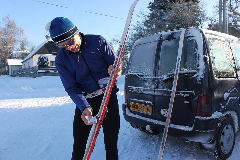 Třeskutý mráz, slunečná obloha a všude bílo. Sobotní den vylákal na svah i do přírody lyžaře, snowboardisty, běžkaře, sáňkaře a všechny, koho baví zimní radovánky.