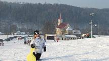 Třeskutý mráz, slunečná obloha a všude bílo. Sobotní den vylákal na svah i do přírody lyžaře, snowboardisty, běžkaře, sáňkaře a všechny, koho baví zimní radovánky.