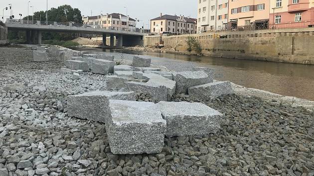 Na pravém břehu řeky Moravy v centru Olomouce je patrná podoba budoucí náplavky, 16. září 2020