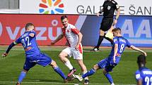 Čtvrtfinále českého fotbalového poháru MOL Cup: SK Sigma Olomouc - SK Slavia Praha 28. dubna 2021 v Olomouci. (zleva) Vít Beneš z Olomouce, Stanislav Tecl ze Slavie a David Houska z Olomouce.