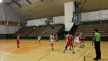 Basketbalisté SK UP Olomouc (v bílém) proti Valašskému Meziříčí