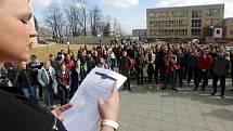 Protest studentů před Teoretickými ústavy lékařské fakulty v Olomouci. 15. března 2018