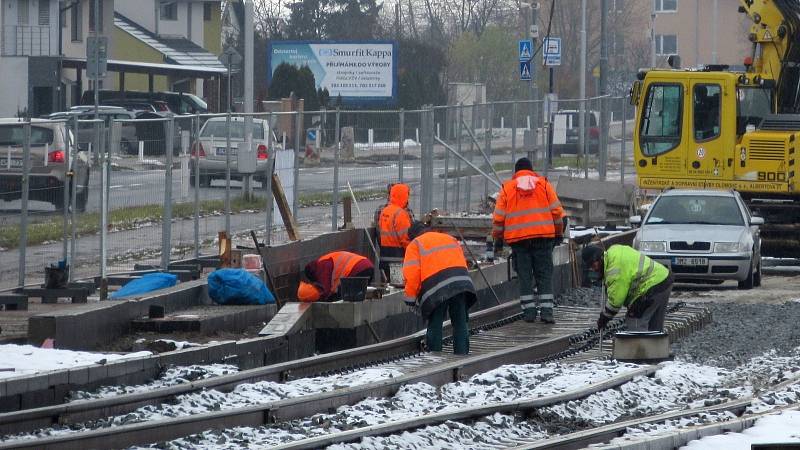 Schweitzerova ulice. Stavba tramvajové trati přes Nové Sady, 6. prosince 2021