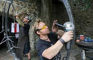 David "Hugo" Habermann a Josef Habermann vytvářeli plastiku "Jiskření" na XXXII. kovářském fóru hradu Helfštýn v roce 2020.