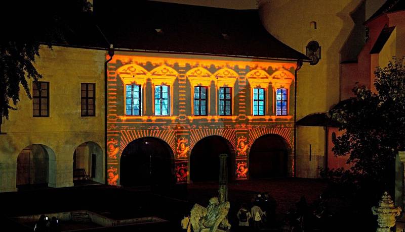 Videomapping na fasádě Arcidiecézního muzea v Olomouci. Festival Vzáří