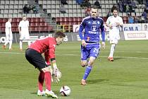 Fotbalisté Sigmy Olomouc (v modrém) porazili Slovácko 2:0. Milan Heča (vlevo) a Tomáš Malec